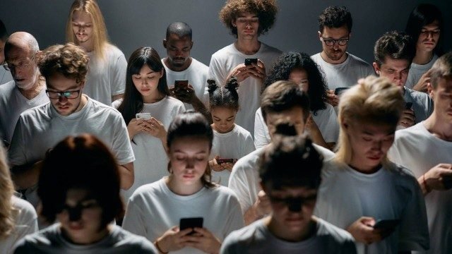 Obsessão por celular: entenda a nomofobia, o medo de se sentir incomunicável sem um telefone por perto